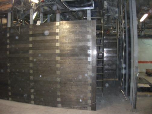 Trennwände aus Bleiplatten, Sparren und Ziegeln für die nuklearmedizinische Abteilung.