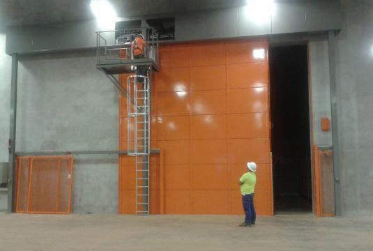 VS - X-ray bunker deur voor mijnbouw voertuig band. 5.0m x 6.0m hoog; Lood 8mm; Gewicht 6 ton.